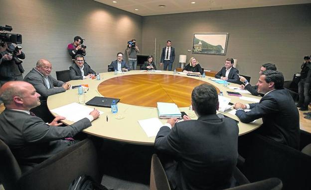 Los grupos de negociación del PP y Cs, con sus líderes nacionales, el pasado 5 de junio.