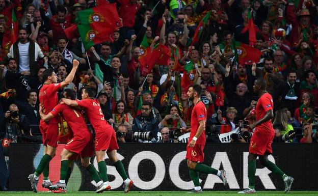 Los jaugdores de Portugal celebran el gol de Guedes. 