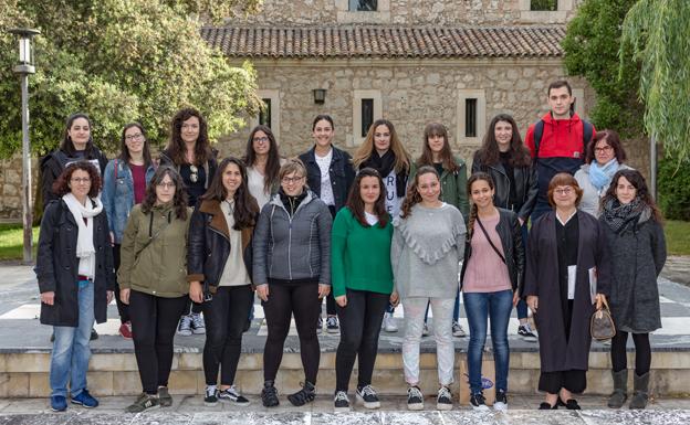 Grupo de estudiantes becados de la UBU. 