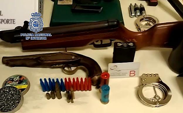 A los grafiteros también se les incautaron armas de fuego y una plaza de Policía simulada. 