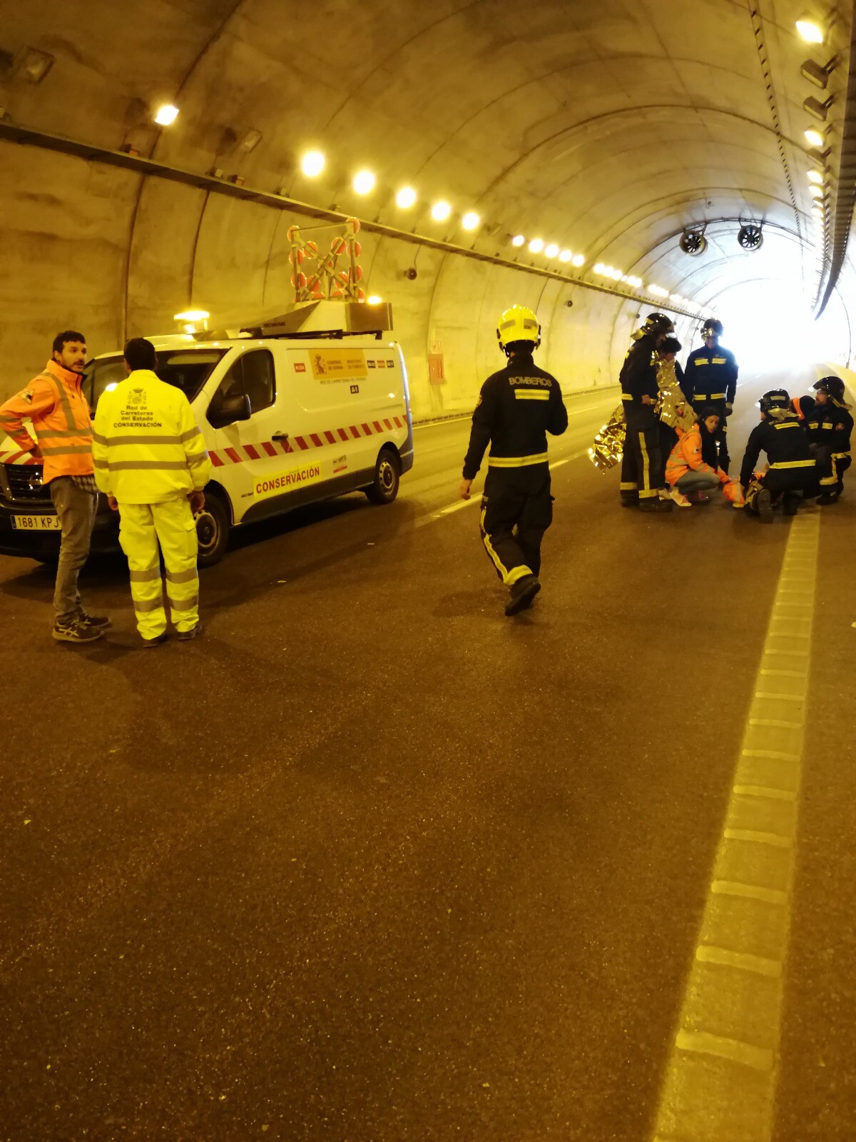 El túnel de Fuente Buena ha vivido hoy su primer simulacro cojunto en el tubo dirección Bilbao. La infraestructura se encuentra en el punto kilométrico 22,455 de la autovía Circunvalación de Burgos BU-30. De esta forma se cumple con el requisito mínimo de seguridad en los túneles de carreteras del Estado, tras haberse cumplido cuatro desde su puesta en servicio