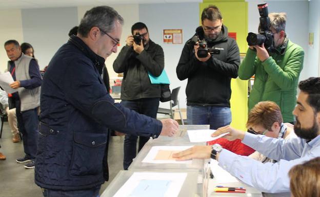 Ángel Martín, votando en las pasadas elecciones municipales.