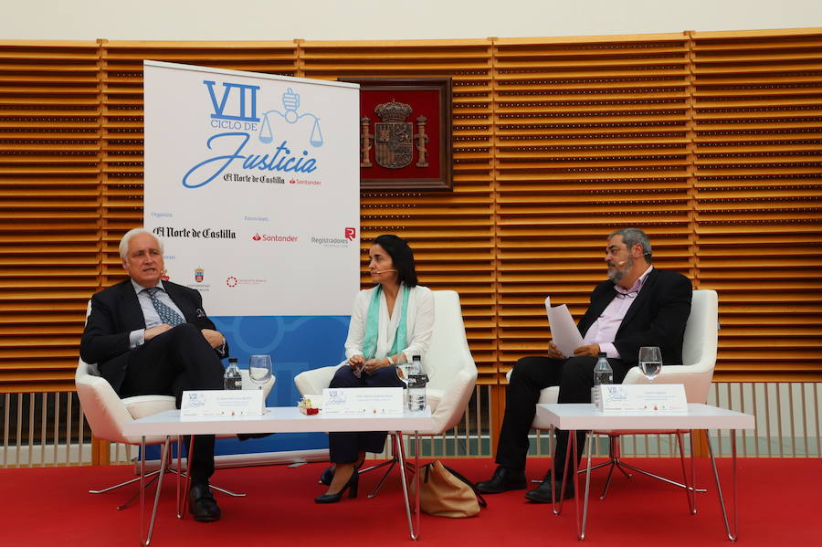 José Luis Concepción, presidente del Tribunal Superior de Justicia de Castilla y León junto a MªÁngeles Parra, magistrada del Tribunal Supremo durante el evento moderado por Carlos Aganzo, director de Relaciones Institucionales de El Norte de Castilla