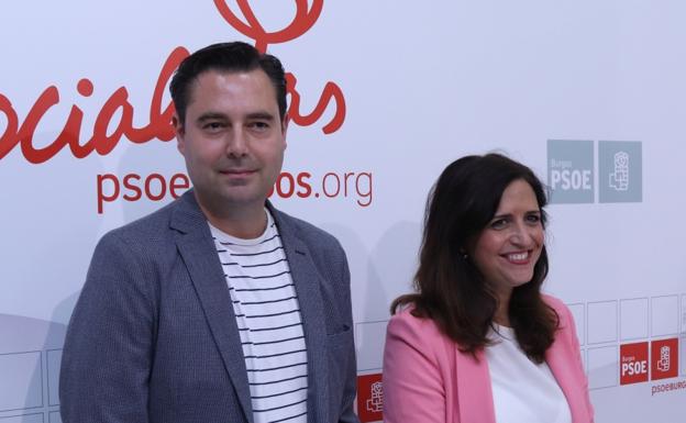 El candidato del PSOE a la Alcaldía de Burgos, Daniel de la Rosa, y la secretaria provincial socialista, Esther Peña.