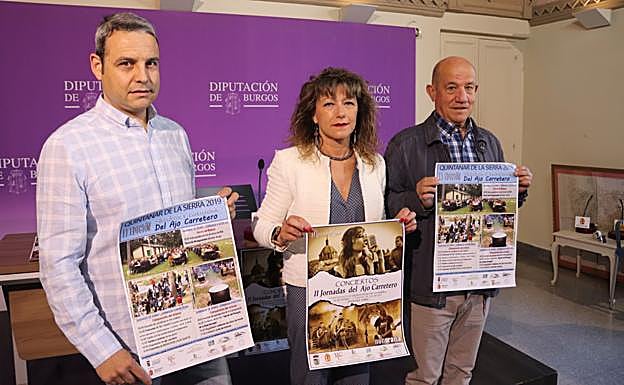 La alcaldesa Monserrat Ibáñez junto con Antonio Martín y el chef quintanaro Mariano de las Heras 