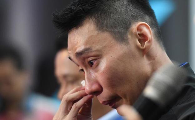 Lee Chong Wei llora durante su conferencia de prensa de despedida. 