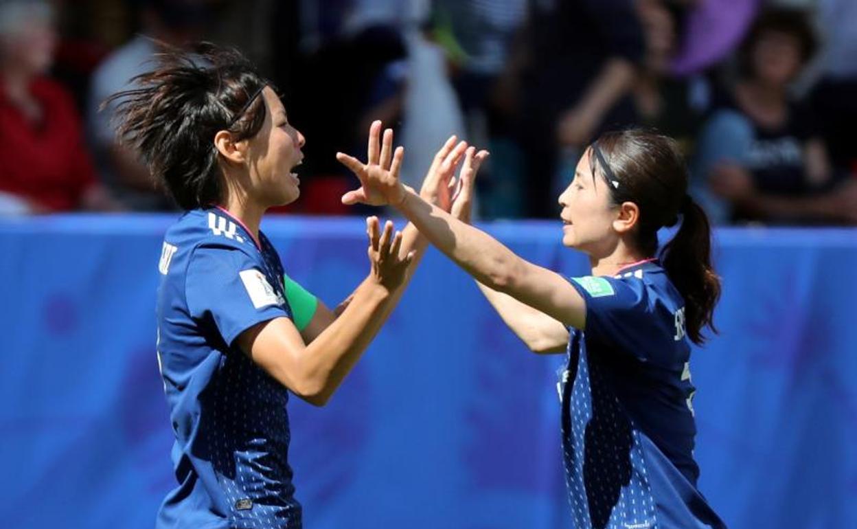Saki Kumagai y Aya Sameshima celebran la victoria de Japón ante Escocia.