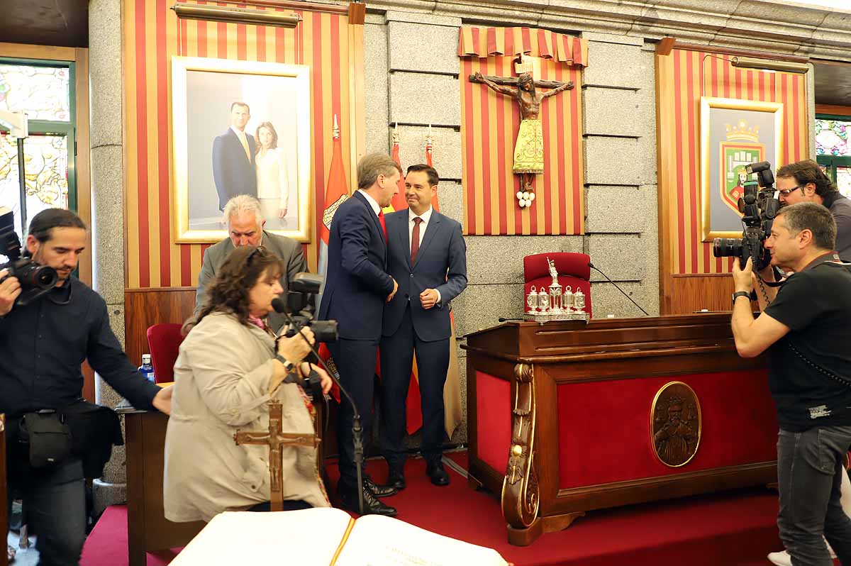 El socialista se ha convertido esta mañana en alcalde de Burgos cuando Vox ha roto la disciplina de partido y se ha votado a sí mismo | El PP nacional ya ha anunciado una moción de censura para crear un gobierno de centroderecha