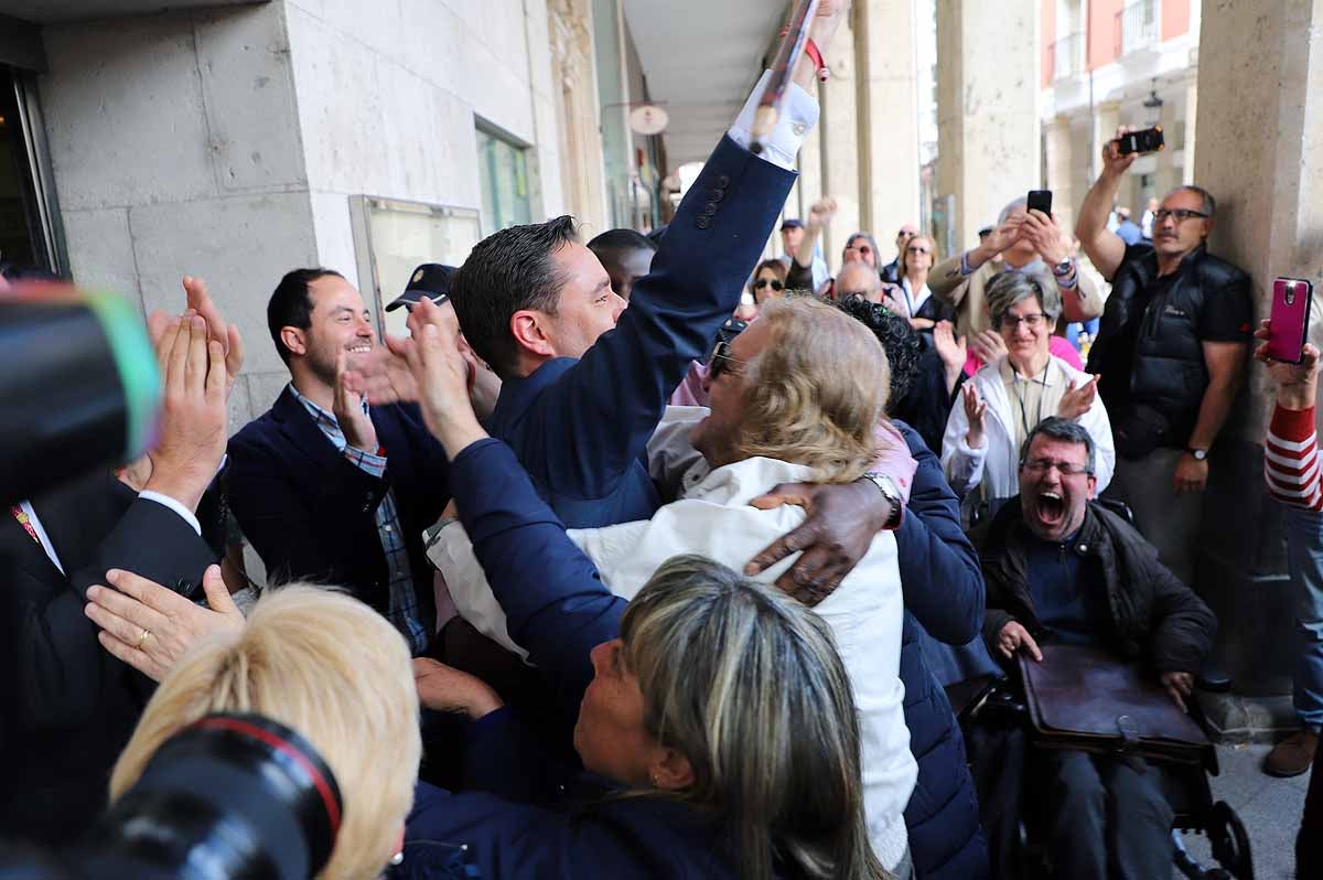 El socialista se ha convertido esta mañana en alcalde de Burgos cuando Vox ha roto la disciplina de partido y se ha votado a sí mismo | El PP nacional ya ha anunciado una moción de censura para crear un gobierno de centroderecha