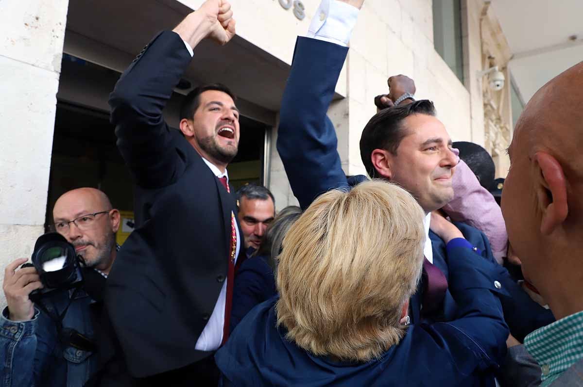 El socialista se ha convertido esta mañana en alcalde de Burgos cuando Vox ha roto la disciplina de partido y se ha votado a sí mismo | El PP nacional ya ha anunciado una moción de censura para crear un gobierno de centroderecha