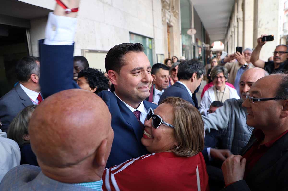 El socialista se ha convertido esta mañana en alcalde de Burgos cuando Vox ha roto la disciplina de partido y se ha votado a sí mismo | El PP nacional ya ha anunciado una moción de censura para crear un gobierno de centroderecha