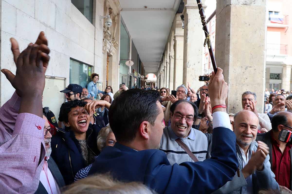 El socialista se ha convertido esta mañana en alcalde de Burgos cuando Vox ha roto la disciplina de partido y se ha votado a sí mismo | El PP nacional ya ha anunciado una moción de censura para crear un gobierno de centroderecha