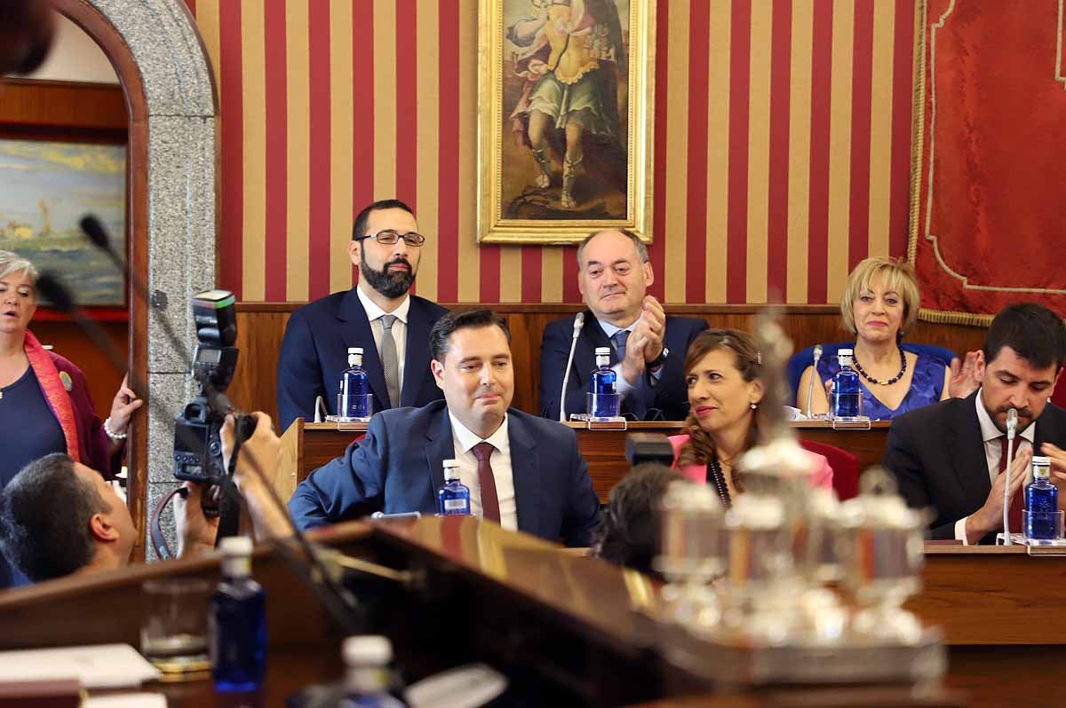 El socialista se ha convertido esta mañana en alcalde de Burgos cuando Vox ha roto la disciplina de partido y se ha votado a sí mismo | El PP nacional ya ha anunciado una moción de censura para crear un gobierno de centroderecha