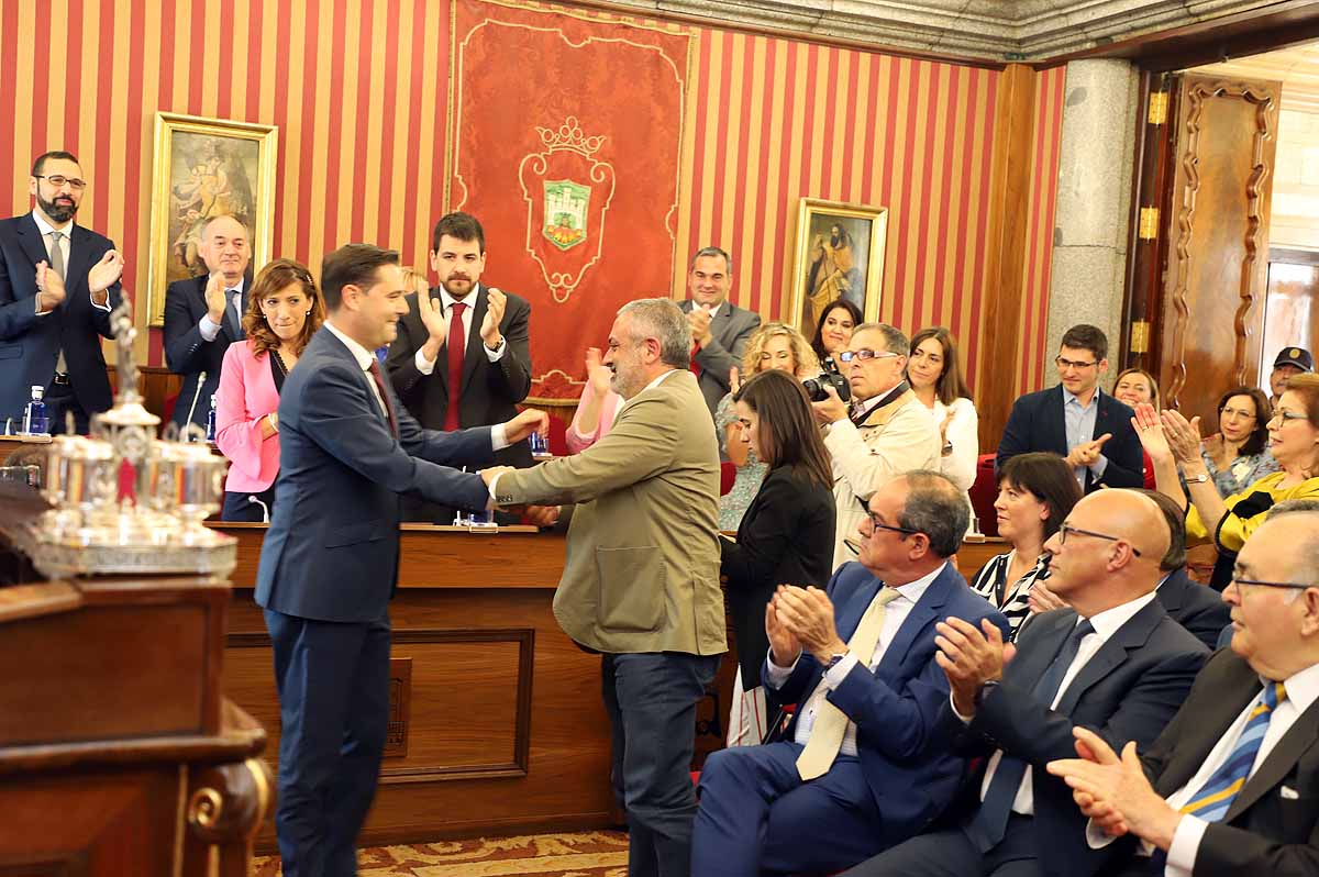 El socialista se ha convertido esta mañana en alcalde de Burgos cuando Vox ha roto la disciplina de partido y se ha votado a sí mismo | El PP nacional ya ha anunciado una moción de censura para crear un gobierno de centroderecha