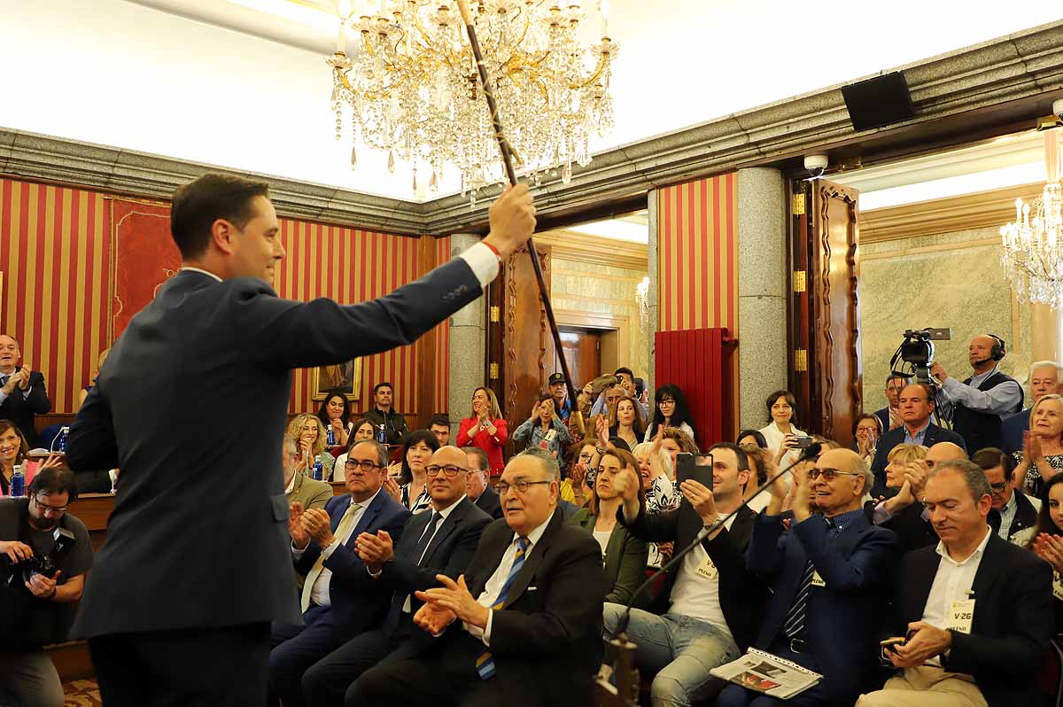 El socialista se ha convertido esta mañana en alcalde de Burgos cuando Vox ha roto la disciplina de partido y se ha votado a sí mismo | El PP nacional ya ha anunciado una moción de censura para crear un gobierno de centroderecha