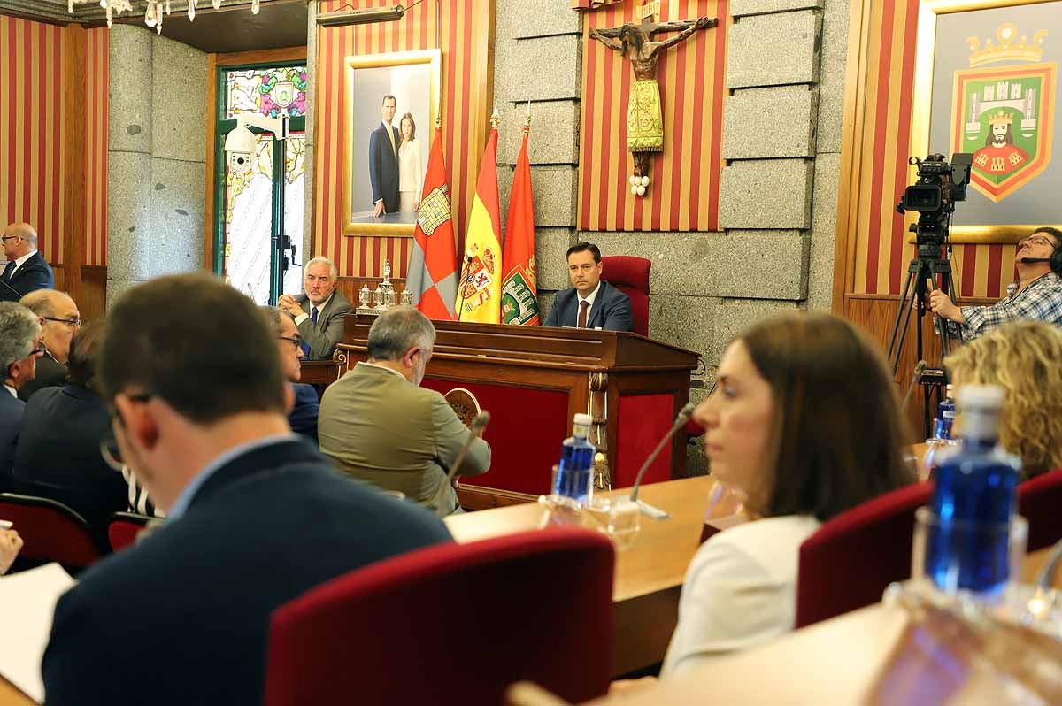 El socialista se ha convertido esta mañana en alcalde de Burgos cuando Vox ha roto la disciplina de partido y se ha votado a sí mismo | El PP nacional ya ha anunciado una moción de censura para crear un gobierno de centroderecha