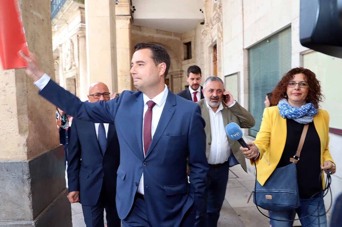 Fotos: Pleno de constitución del Ayuntamiento de Burgos en el que ha sido investido como alcalde Daniel de la Rosa (PSOE)