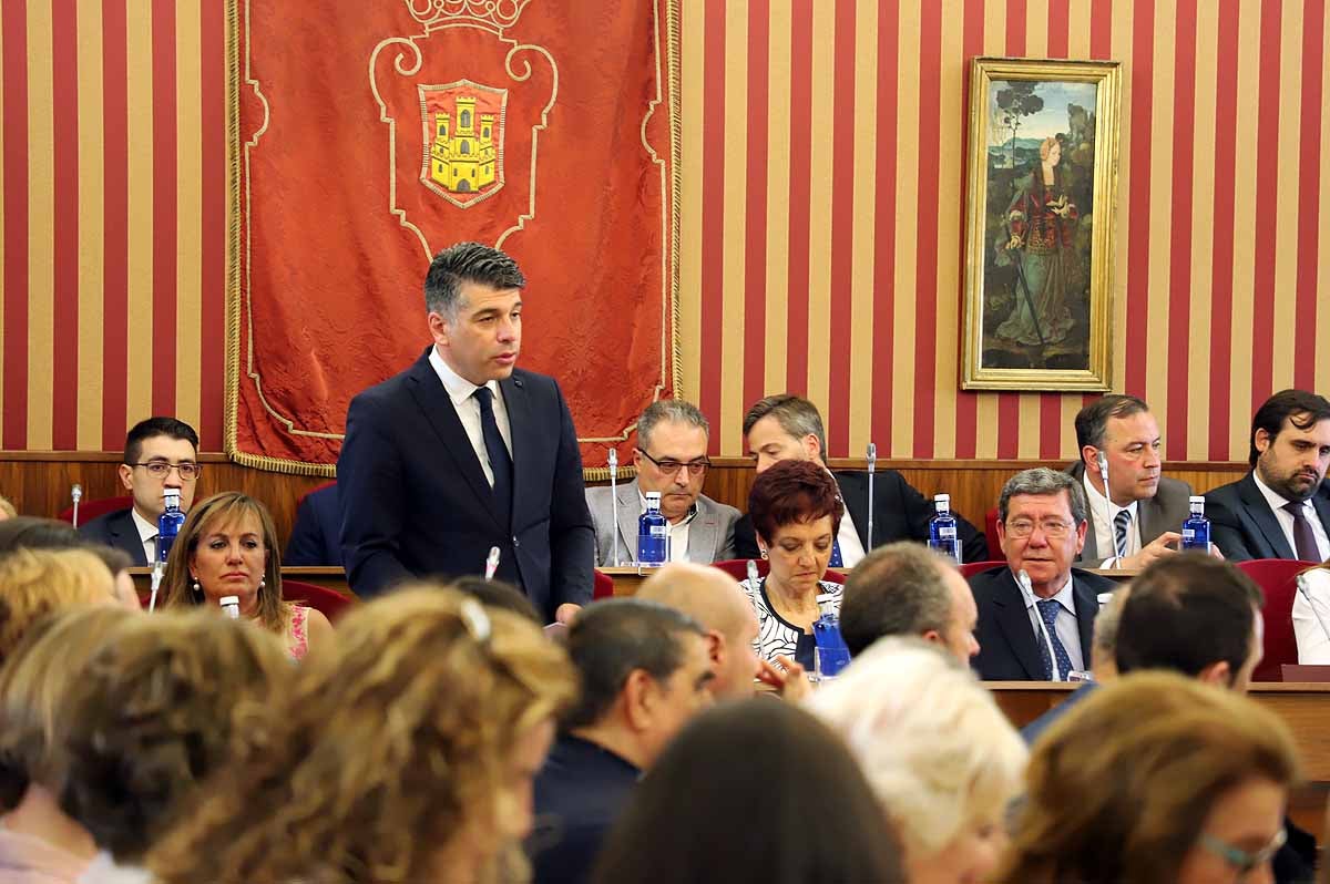 Fotos: Pleno de constitución del Ayuntamiento de Burgos en el que ha sido investido como alcalde Daniel de la Rosa (PSOE)