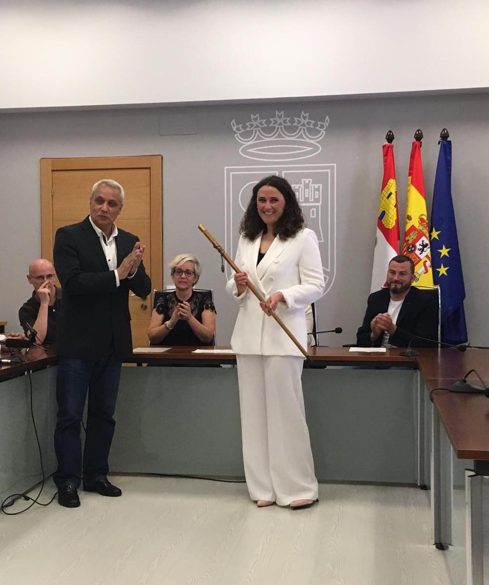 VALLE DE MENA: Lorena Terreros ha sido investida alcaldesa de Valle de Mena. Sucede en el cargo a Armando Robredo (izquierda de pie), que encabezó desde 1979 y 2019.