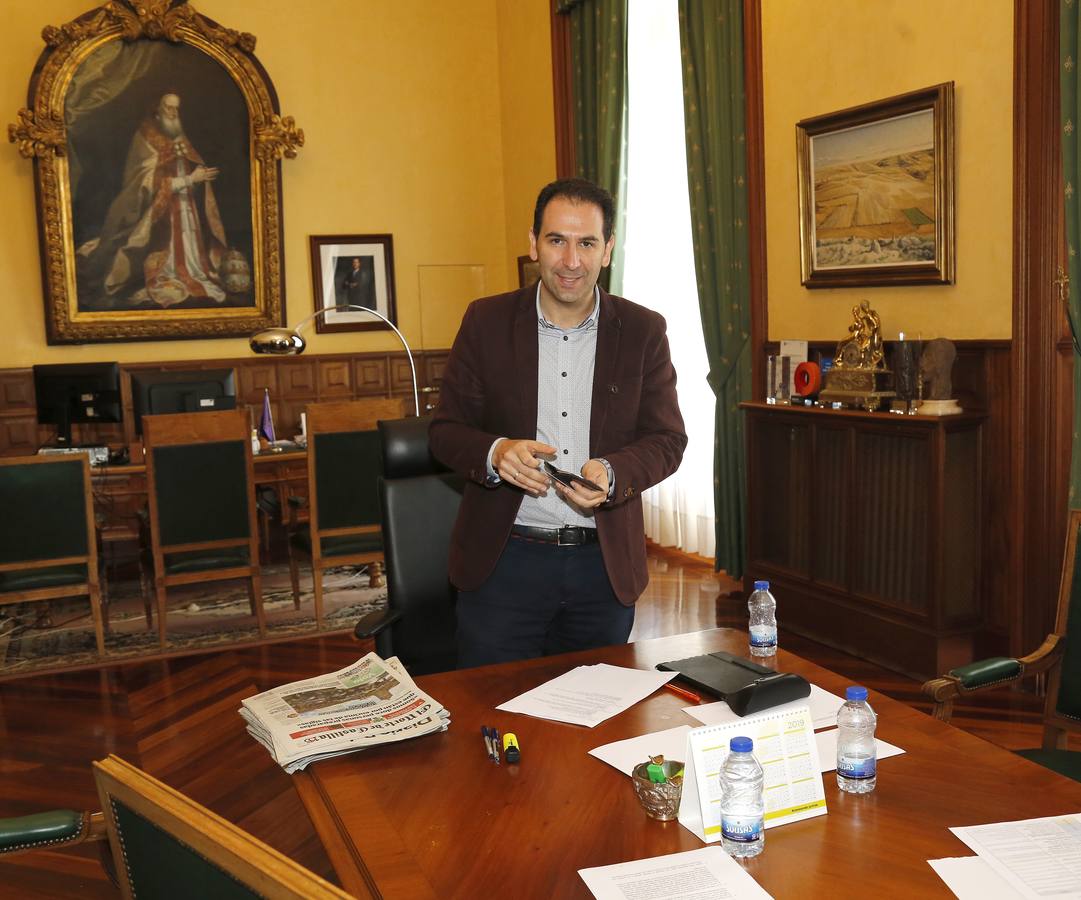 Mario Simón, nuevo alcalde de Palencia, en su primer día en el despacho de la Alcaldía.