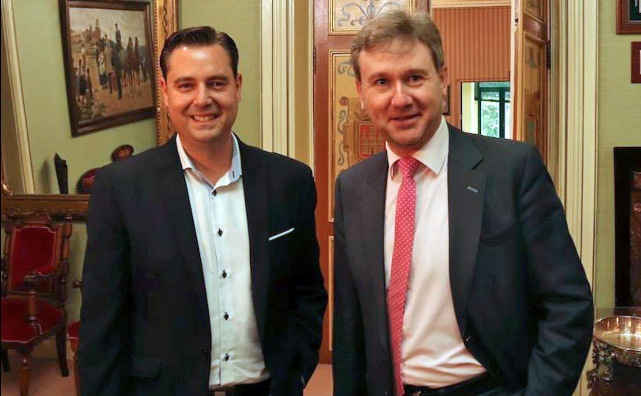 Daniel de la Rosa (i), nuevo alcalde de Burgos, y Javier Lacalle (d), exalcalde. 