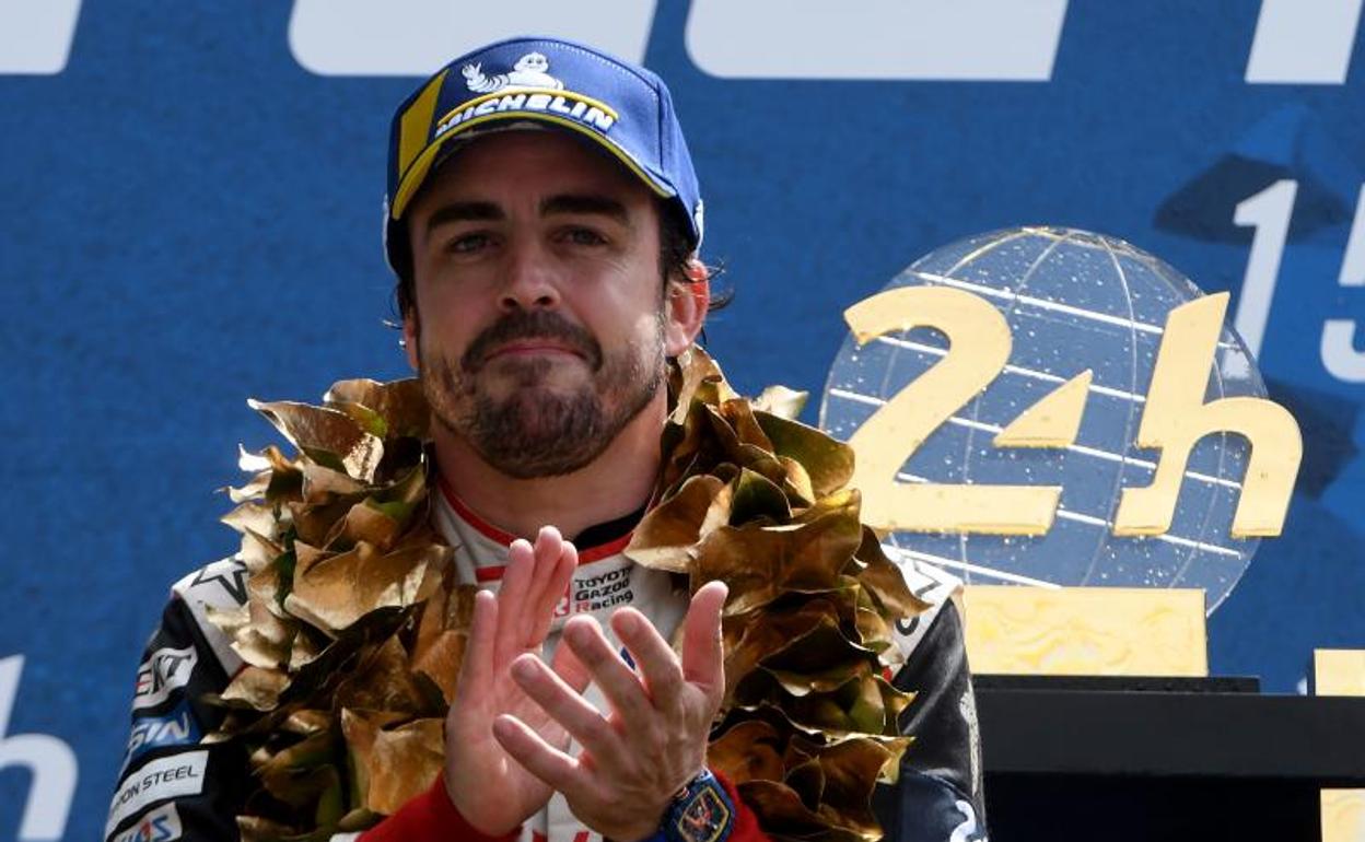 Fernando Alonso, en el podio de las 24 Horas de Le Mans. 