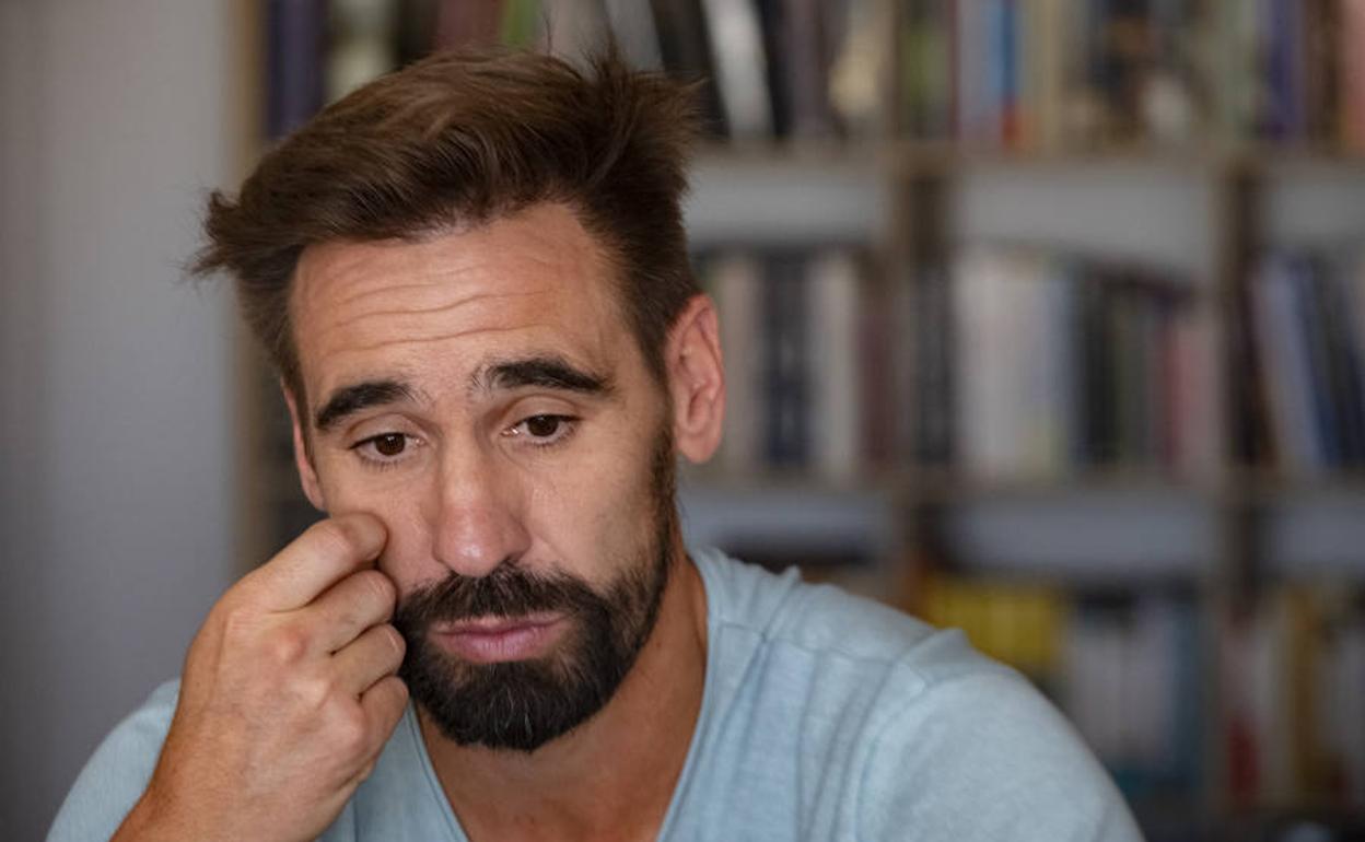 Borja Fernández, pensativo y cabizbajo durante la entrevista. 