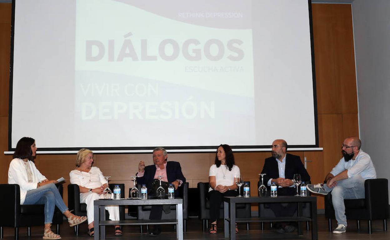 Andrea Magdalena, moderadora; osa Utrilla, paciente; Siro Lleras, jefe de Salud Mental de la Junta; Sagrario Pérez, médico de Atención Primaria de Canterac; José Antonio Blanco, psiquiatra del Clínico y Daniel Cembrero, psicólogo de El Puente Salud Mental.: