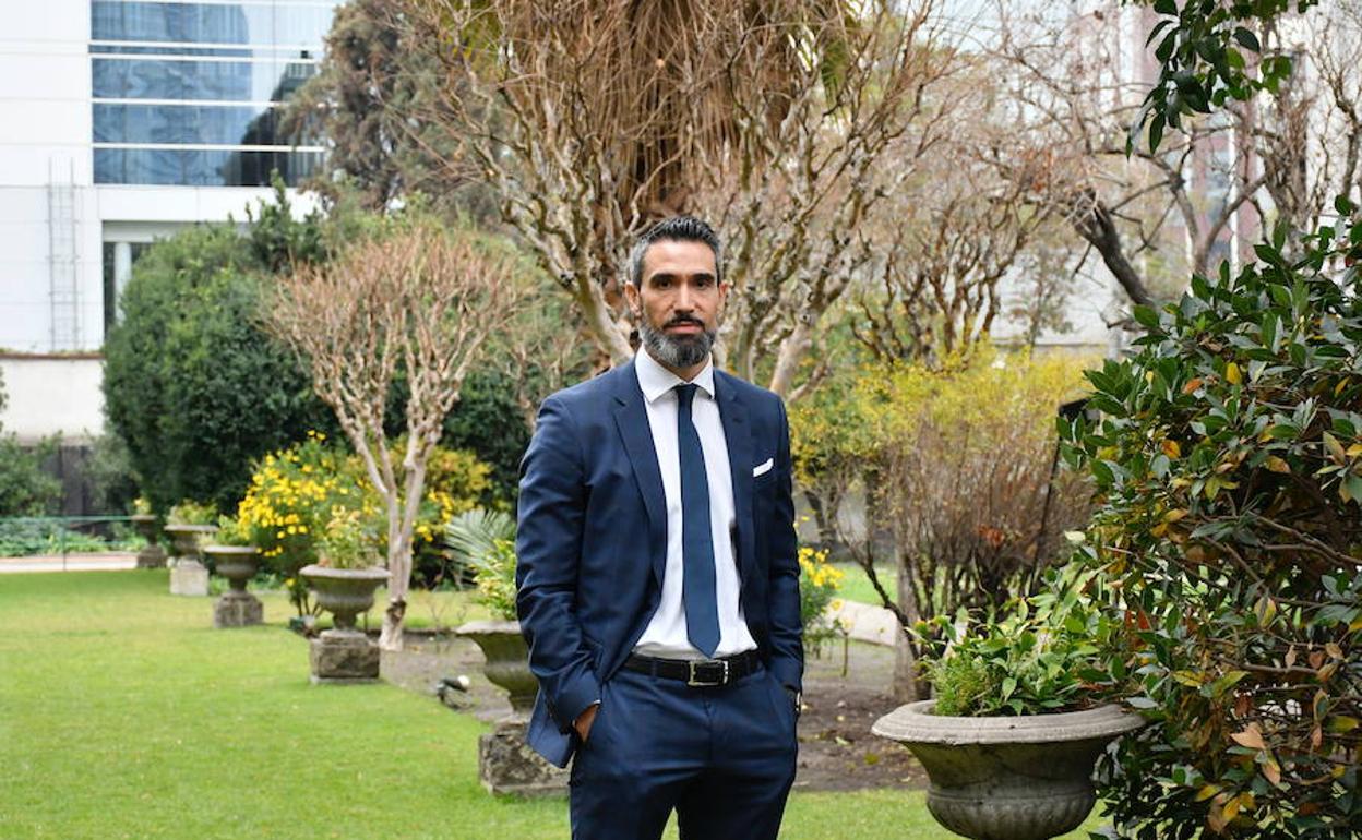 Fernando Sanz, en los jardines de la Residencia del embajador de España en Chile. 