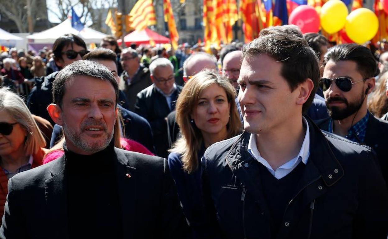 Manuel Valls y Albert Rivera, el pasado mes de marzo durante una manifestación de Sociedad Civil Catalana.