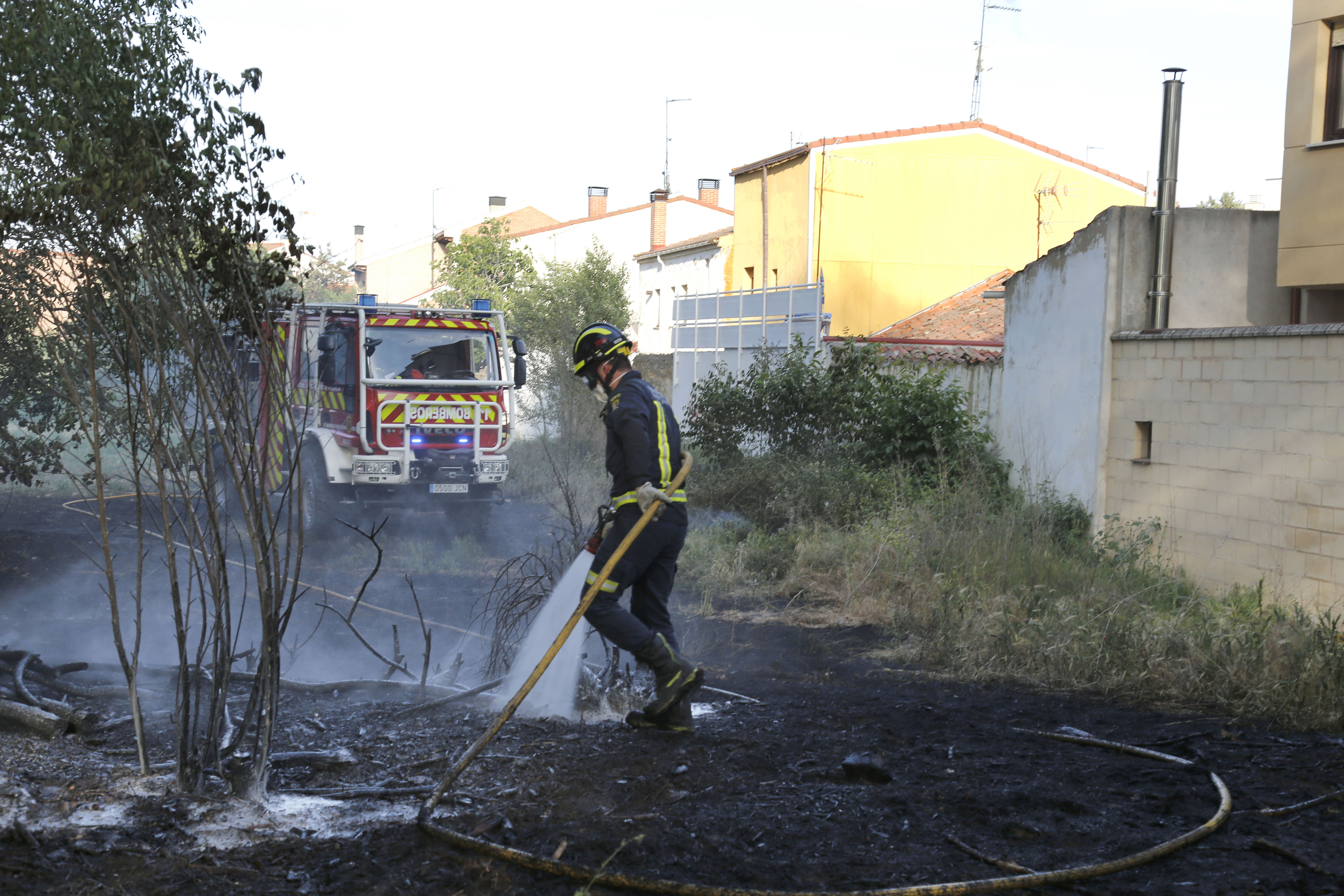 Incendio por pelusas entre la dársena del Canal de Castilla y Eras del Rosal (Palencia).