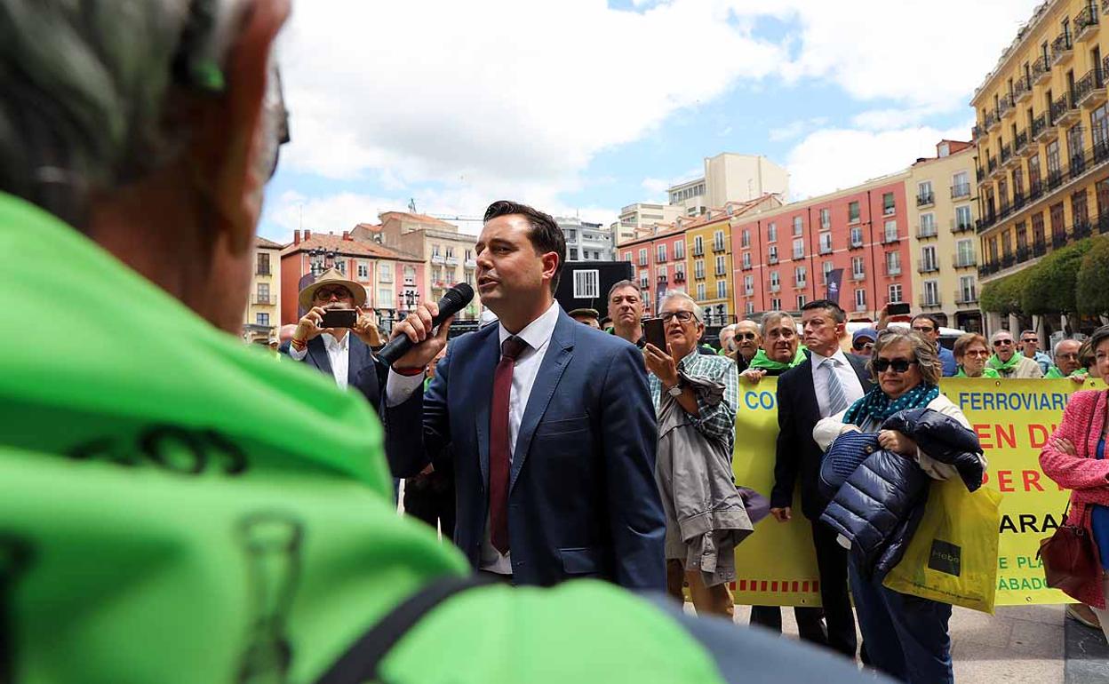 De la Rosa salió escoltado del salón de plenos el viernes pero caminará ya sin los agentes del servicio municipal