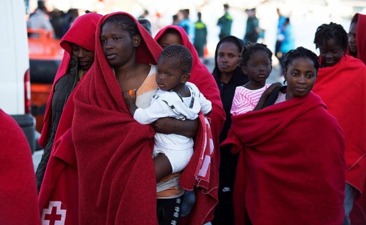 Migrantes rescatados en una patera en el mar de Alborán. 