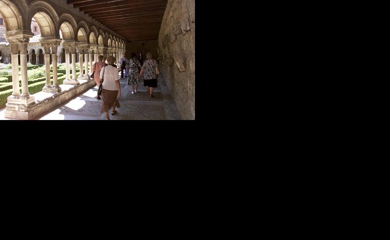 Turistas visitan el monasterio de Santa María la Real de Las Huelgas. 