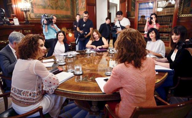 La ministra de Hacienda reunida con las representantes de la asociaciación de afectados.