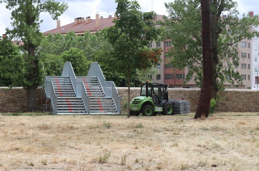 El Parque del Parral se ha llenado ya de carpas, escaleras, contenedores y demás soportes para la celebración de la fiesta popular de El Curpillos