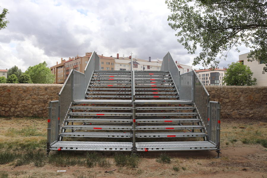 El Parque del Parral se ha llenado ya de carpas, escaleras, contenedores y demás soportes para la celebración de la fiesta popular de El Curpillos