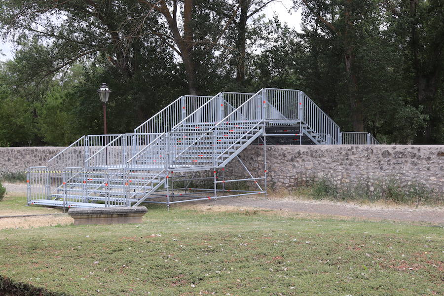 El Parque del Parral se ha llenado ya de carpas, escaleras, contenedores y demás soportes para la celebración de la fiesta popular de El Curpillos