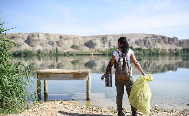 Una voluntaria con su bolsa llena de 'basuraleza'. 