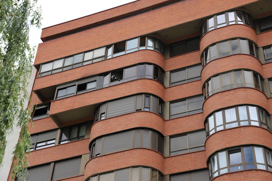 Los bomberos han tenido que intervenir en un incendio ocurrido en una vivienda del número 14 de la Avenida de Reyes Católicos