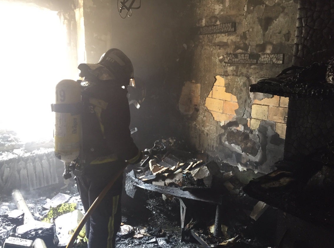 Los bomberos han tenido que intervenir en un incendio ocurrido en una vivienda del número 14 de la Avenida de Reyes Católicos