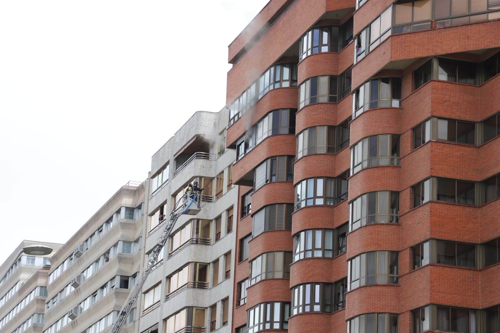 Los bomberos han tenido que intervenir en un incendio ocurrido en una vivienda del número 14 de la Avenida de Reyes Católicos