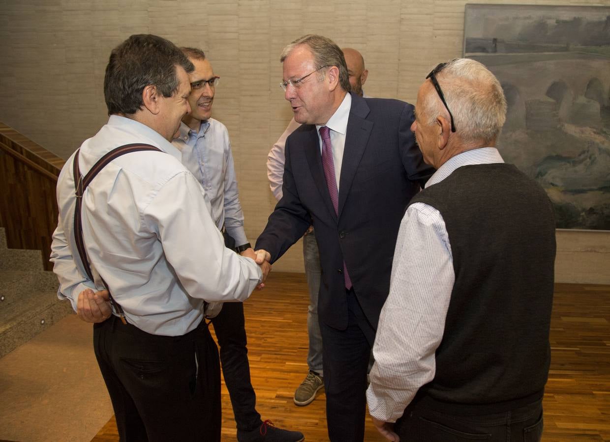 El alcalde de León, Antonio Silván, saluda a delegadosde UGT de León, José Antonio Ferredo, Manuel Mayo, Faustino Temprano, Juan Miguel Martínez y Nicolás Sanz.