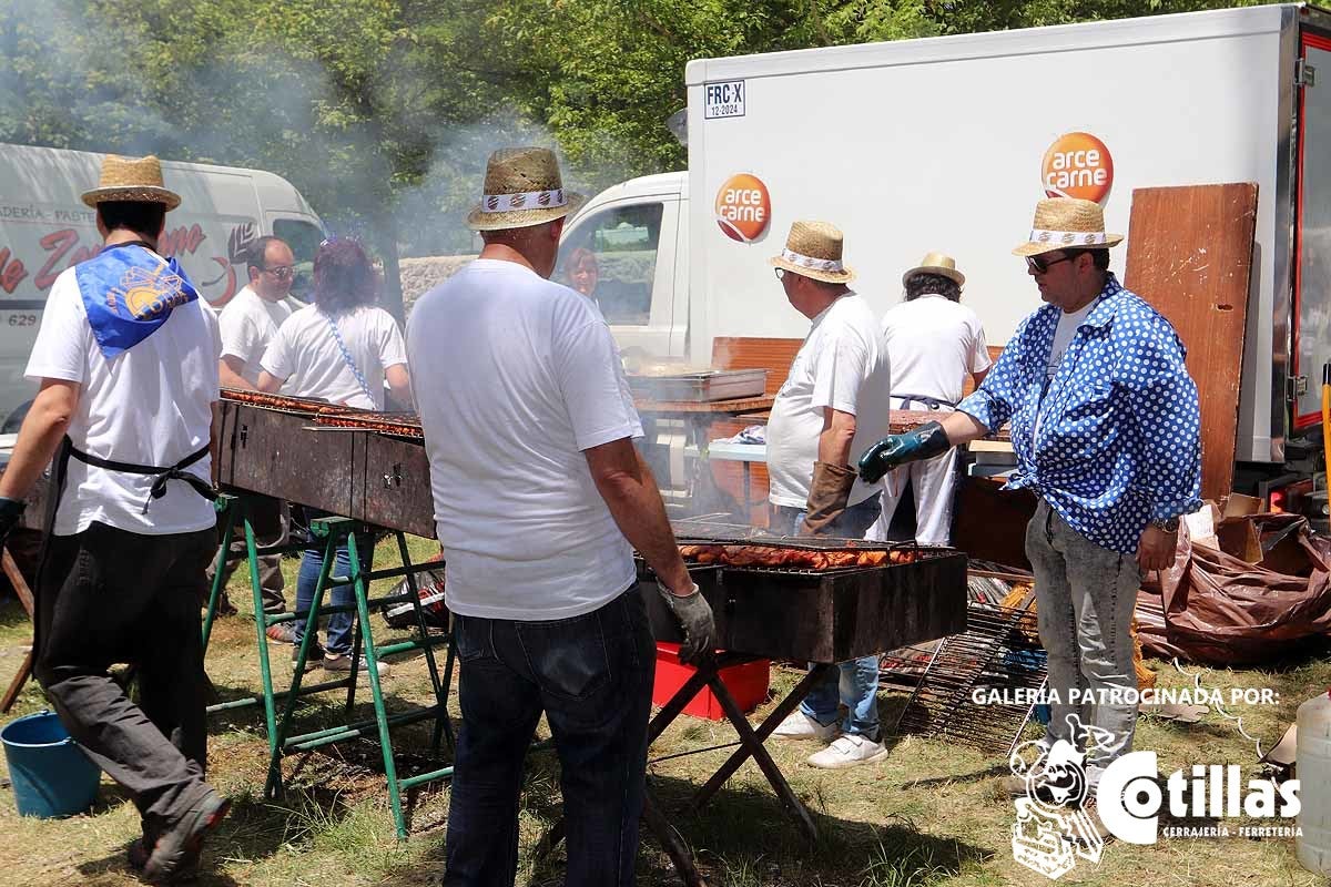 La mañana amanecía nublada y húmeda pero el día ha levantado y el Parque del Parral se ha llenado de burgaleses y amigos para celebrar la Festividad del Curpillos entre las carpas de las peñas