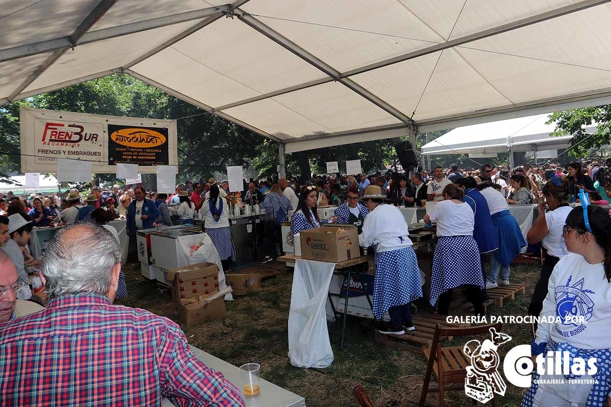 La mañana amanecía nublada y húmeda pero el día ha levantado y el Parque del Parral se ha llenado de burgaleses y amigos para celebrar la Festividad del Curpillos entre las carpas de las peñas