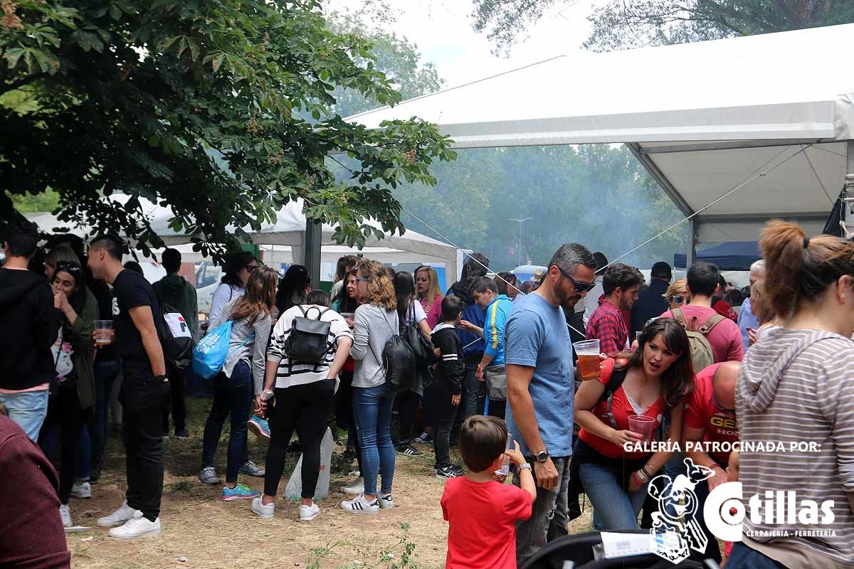 La mañana amanecía nublada y húmeda pero el día ha levantado y el Parque del Parral se ha llenado de burgaleses y amigos para celebrar la Festividad del Curpillos entre las carpas de las peñas