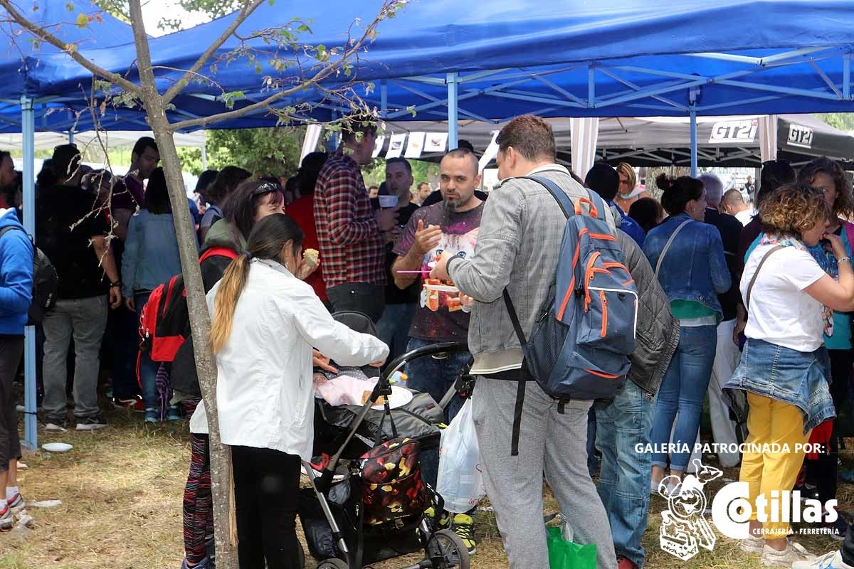 La mañana amanecía nublada y húmeda pero el día ha levantado y el Parque del Parral se ha llenado de burgaleses y amigos para celebrar la Festividad del Curpillos entre las carpas de las peñas