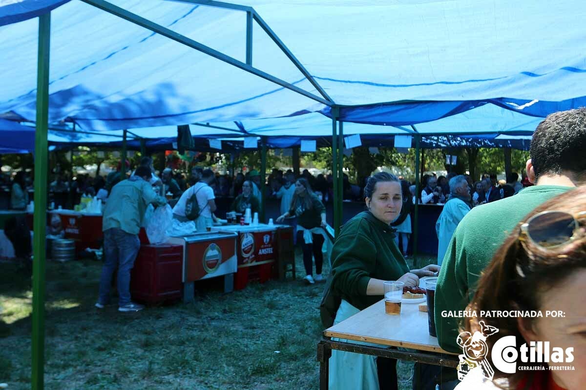 La mañana amanecía nublada y húmeda pero el día ha levantado y el Parque del Parral se ha llenado de burgaleses y amigos para celebrar la Festividad del Curpillos entre las carpas de las peñas