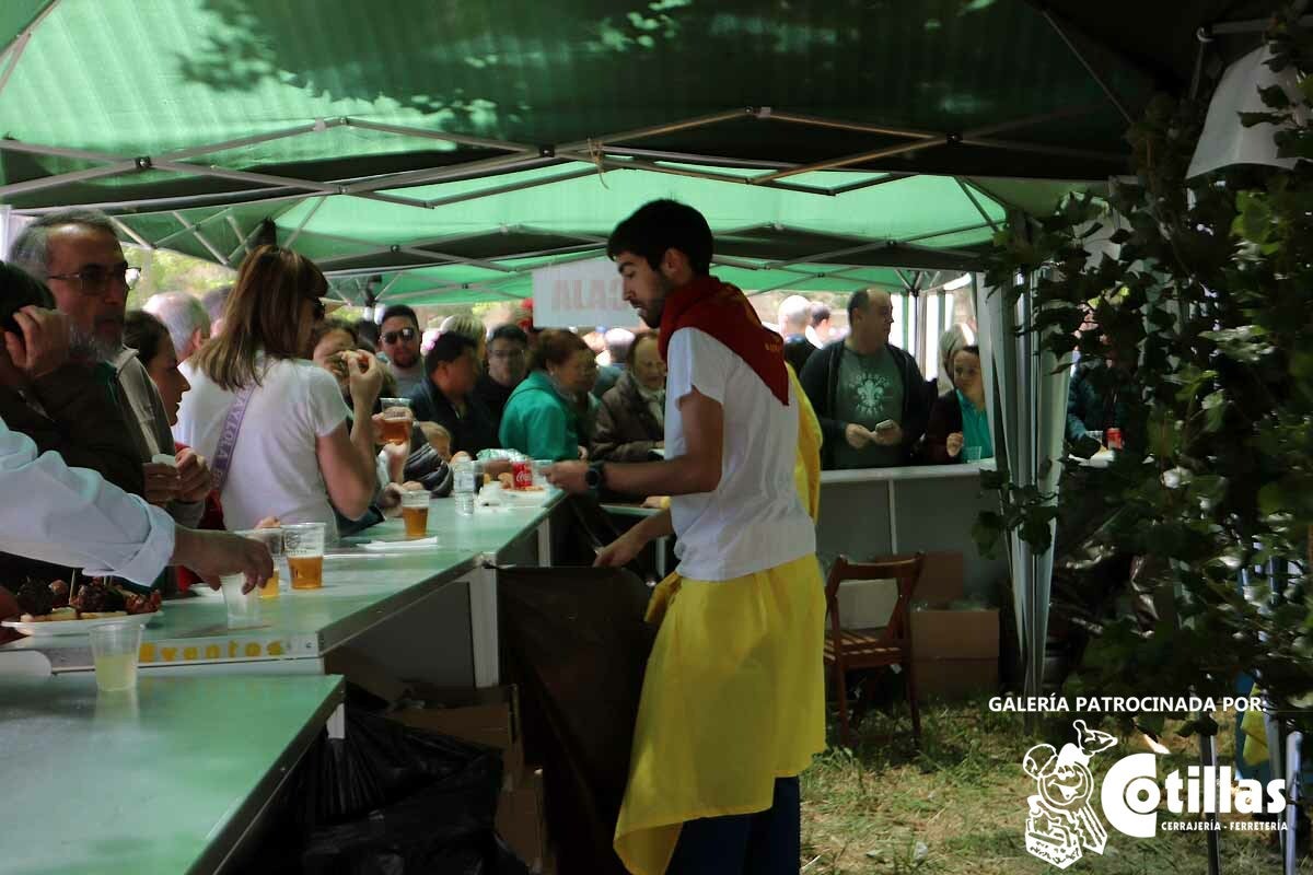 La mañana amanecía nublada y húmeda pero el día ha levantado y el Parque del Parral se ha llenado de burgaleses y amigos para celebrar la Festividad del Curpillos entre las carpas de las peñas