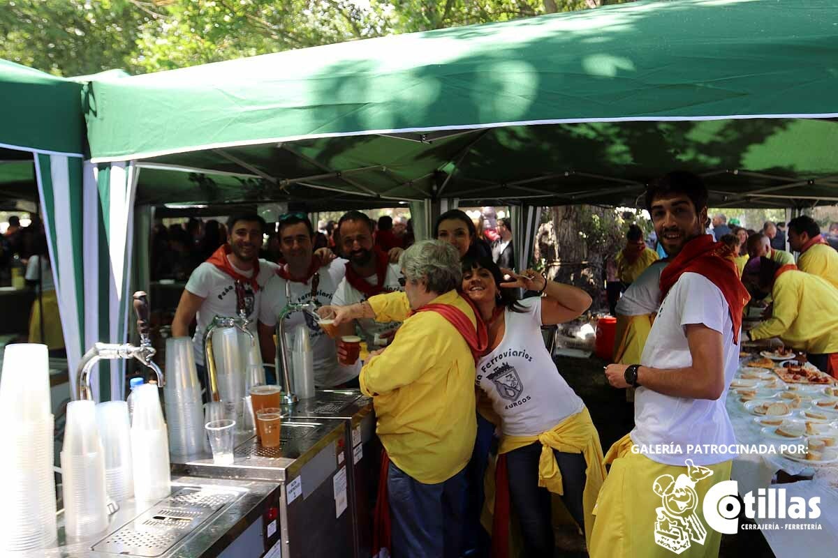 La mañana amanecía nublada y húmeda pero el día ha levantado y el Parque del Parral se ha llenado de burgaleses y amigos para celebrar la Festividad del Curpillos entre las carpas de las peñas